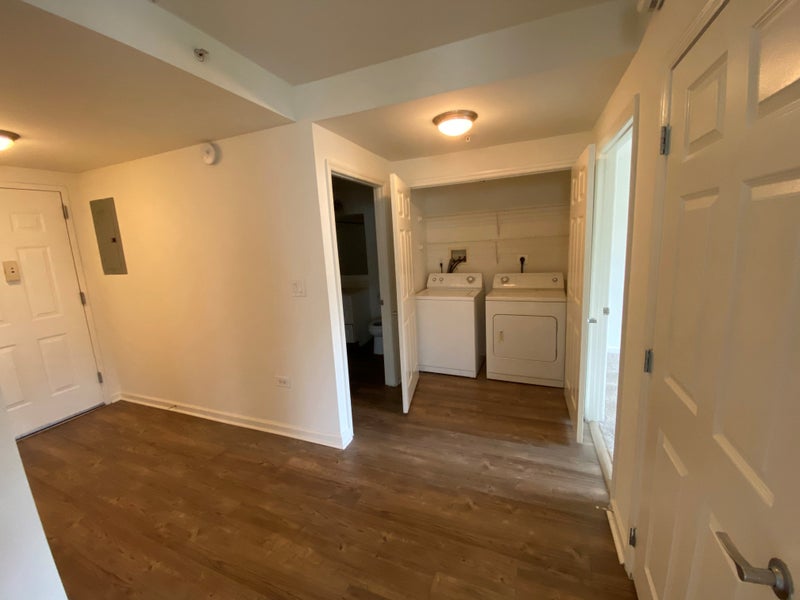 'Find a roommate at Avalon Apartment Glen Cove' Room to Rent from