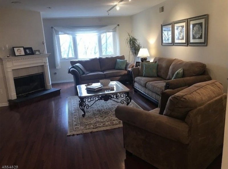 '1,000 month Large room for rent. private bathroom ' Room to Rent from