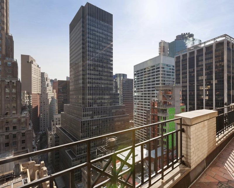 'Sunny studio with terrace in luxury FiDi building' Room to Rent from