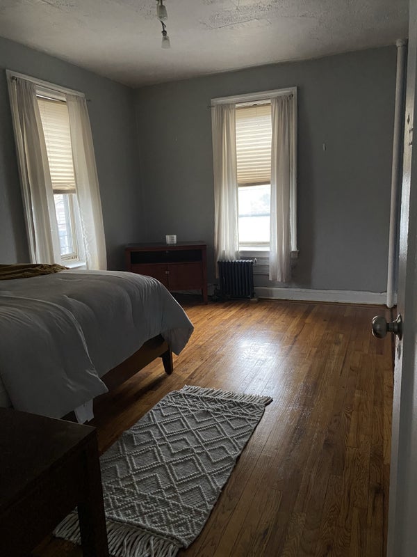 'Spacious bedroom for rent near Pelham Parkway. ' Room to Rent from
