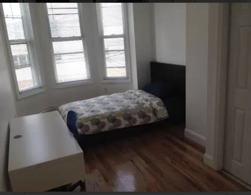 'Bedroom with bathroom in Journal Square (PATH)' Room to Rent from