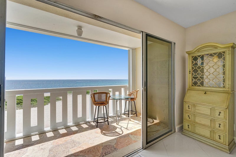 Photo 1: Balcony with ocean view