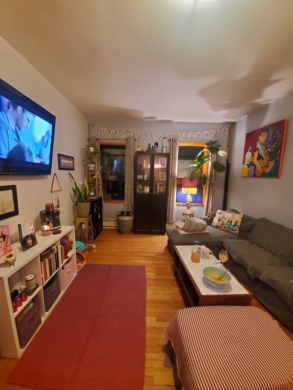 'Chinatown, Lrg bedroom in shared apartment, 1500' Room to Rent from