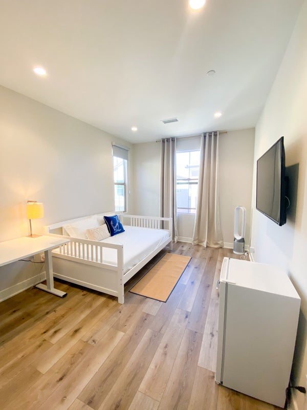 'Luxury Room Rental Irvine ' Room to Rent from SpareRoom