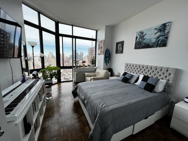 'Large bedroom for sublet' Room to Rent from SpareRoom