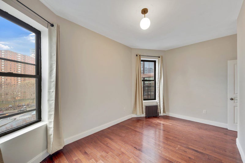 'Sizeable Queen Bedroom In West Harlem B' Room to Rent from SpareRoom