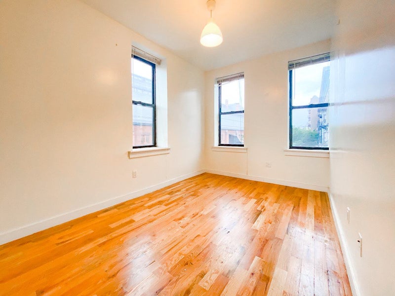 'Franklin Ave! Laundry, exposed brick' Room to Rent from SpareRoom