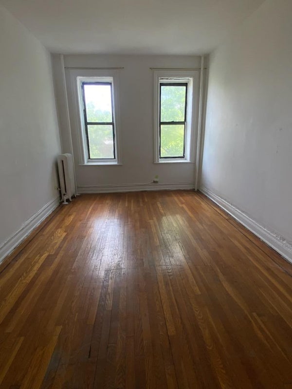 'Large Bedroom for Rent in Crown Heights' Room to Rent from SpareRoom