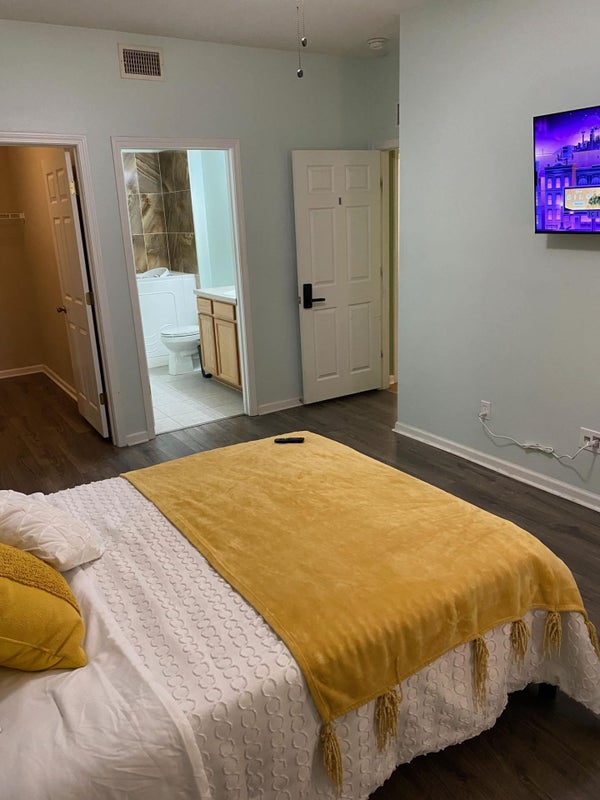 'Oakleaf Condo w Large Rooms + Private Bathrooms + ' Room to Rent from