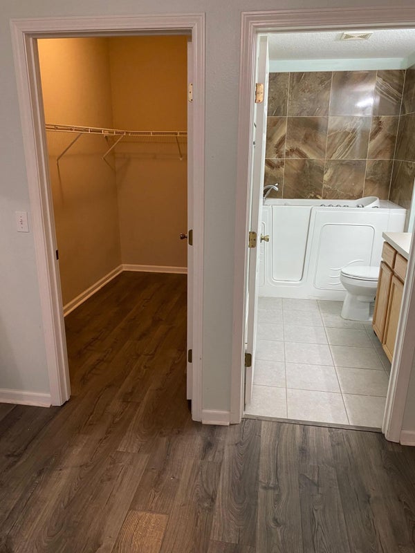 'Oakleaf Condo w Large Rooms + Private Bathrooms + ' Room to Rent from