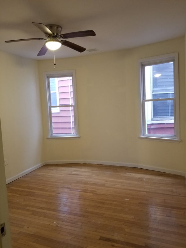 'Private Room 10 Minute Walk to Light Rail' Room to Rent from SpareRoom