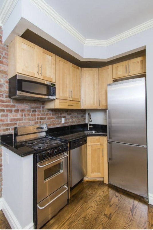 'No Brokers Fee Stunning 3 Rooms Hell’S Kitchen' Room to Rent from
