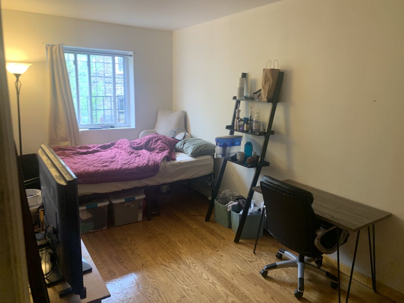 'Room in Woodside 5 minutes walk to E/F/R/M/7 train' Room to Rent from