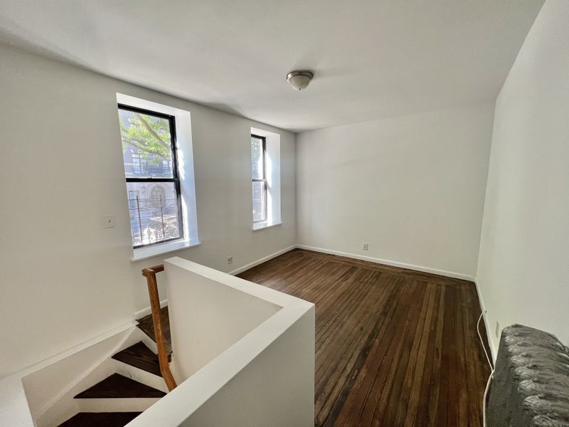 '184 Claremont! Duplex apt! 1 Month Free!' Room to Rent from SpareRoom