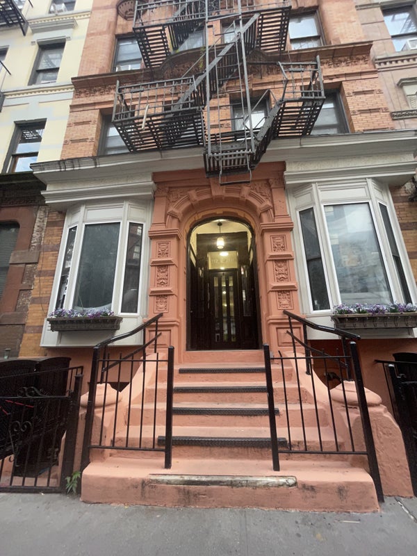'East Village.Apt w/ great natural /ight AVAiLABLE!' Room to Rent from