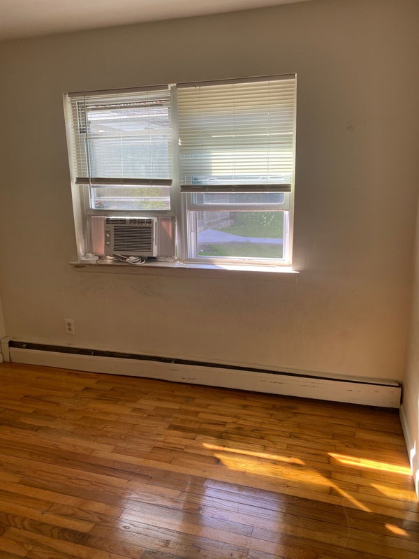 'Nice medium size room for rent ASAP!' Room to Rent from SpareRoom