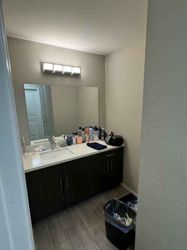 'Livingroom Near UCSD(La Jolla) Pool, Gym & More' Room to Rent from