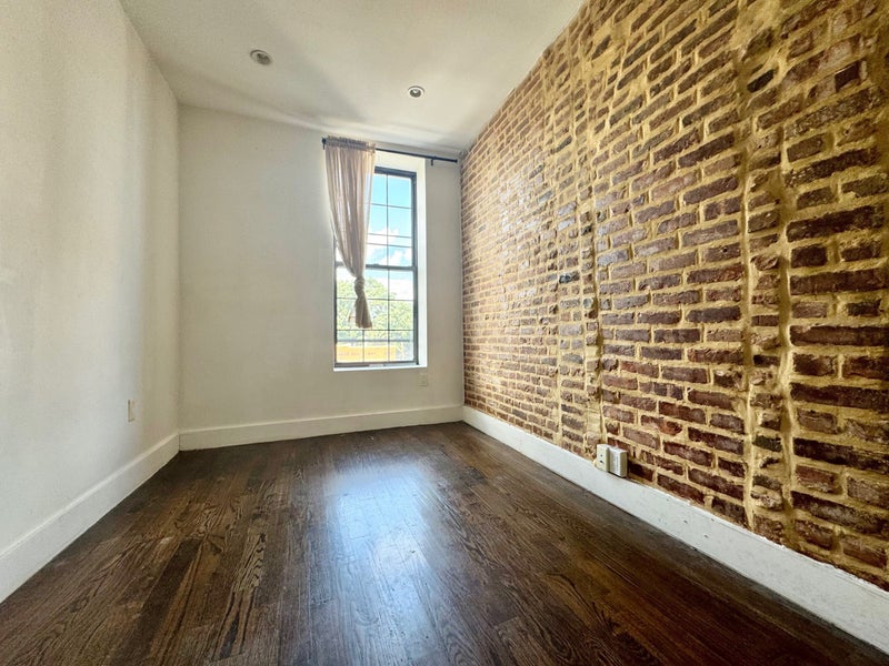 'Rooms In 3 Bed In Bedstuy J Kosciusko Nofee' Room to Rent from