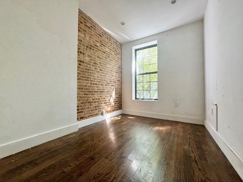 'Rooms In 3 Bed In Bedstuy J Kosciusko Nofee' Room to Rent from