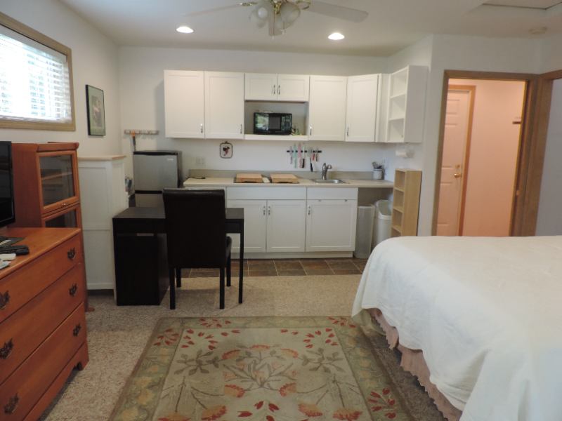 ' Furnished Studio Private EntryDeck& Courtyard' Room to Rent from