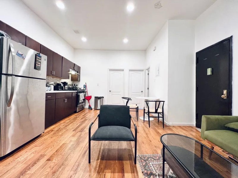 'Exposed Brick Large Room, 23 min to Manhattan 296' Room to Rent from