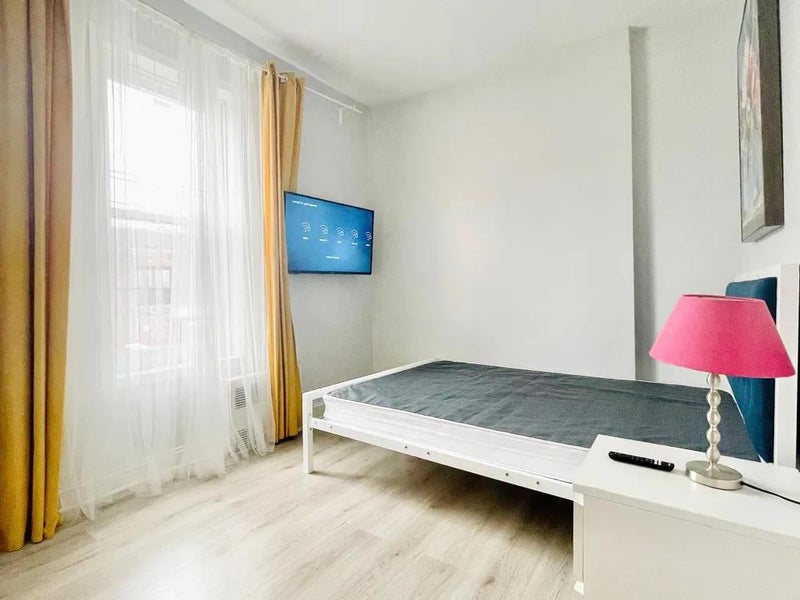 'Bright Room, Outdoor terrace, Females only TV 15' Room to Rent from