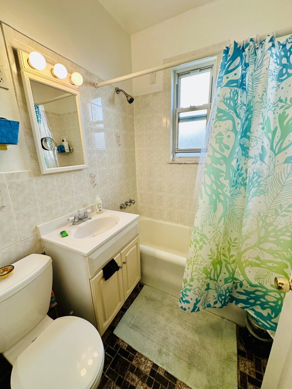 'Seeking Considerate Roommate In Sunnyside, Queens ' Room to Rent from