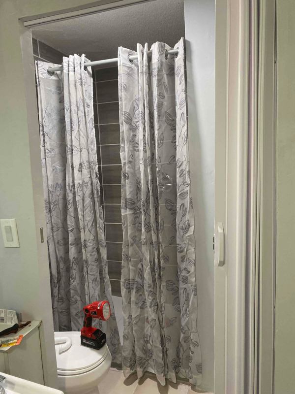 'Private Entry Efficiency in Single Family House. ' Room to Rent from