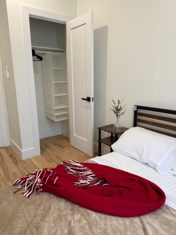 39 Bright Room in Modern Apartment - 209743778