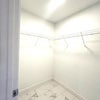 Photo 4: walking closet