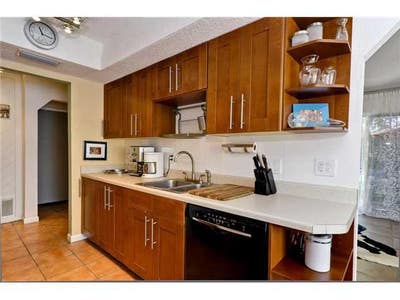 $825 Domain area, wifi internet and TV Main Photo