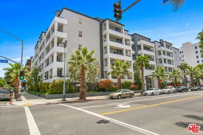 Large room/walk-in closet w/parking Main Photo