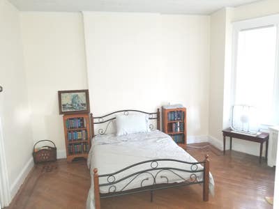 Large bright room close to NYC commute, JSQ Path Main Photo