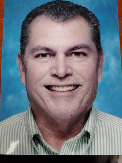 Single semi retired professional, I work 5 da... Main Photo