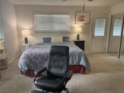 King Master with bath and private entry to backyar Main Photo