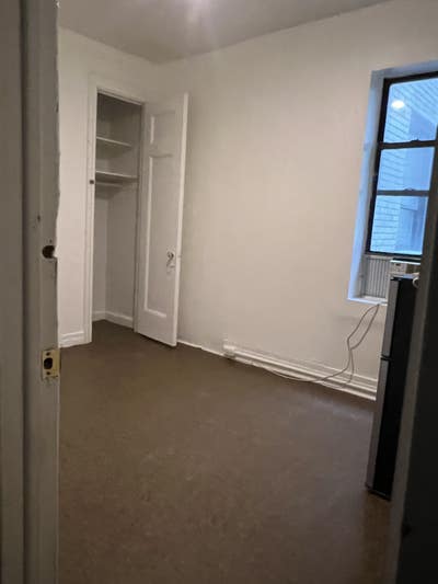 Large bedroom w/ large closet space uti. included Main Photo