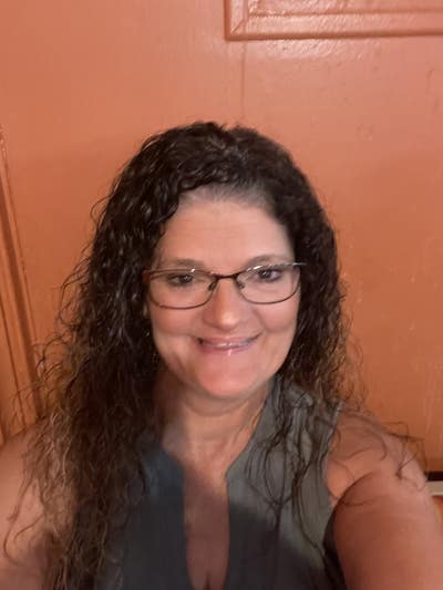 57 year old Female seeks a small or large room Main Photo