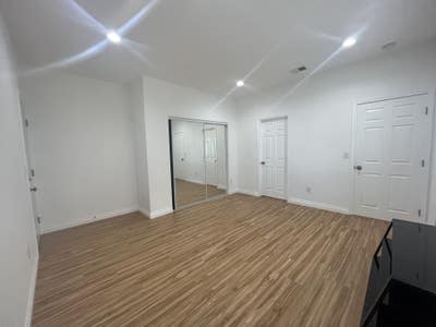 Master Private Bedroom 9 ft ceiling Main Photo