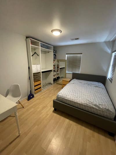 Small room available for rent Main Photo