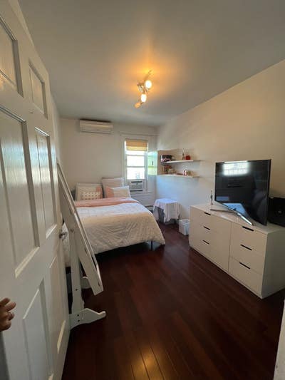 Bright and Roomy W/Walk-in Closet Woodside,Maspeth Main Photo