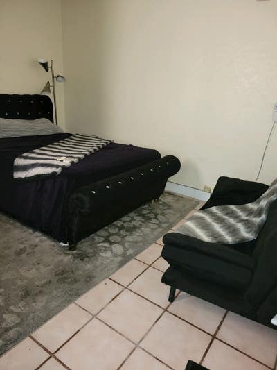 IN LAW ROOM Main Photo