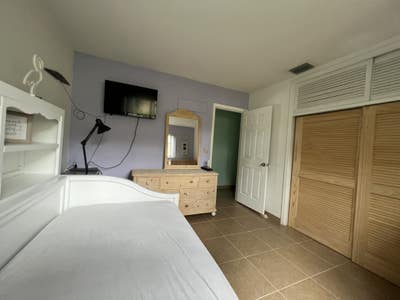 Private room with shared bathroom, peaceful home Main Photo