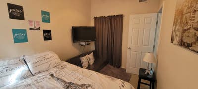 Single professional female seeking female roommate Main Photo
