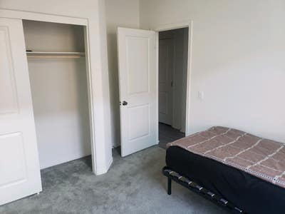 Single room, Private  bath, in-house laundry Main Photo