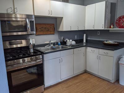 Cute bungalow on a quiet street Main Photo