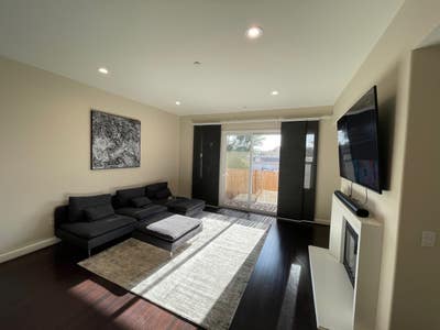 Private  room available in a 3 Bd, 2.5  bath condo Main Photo