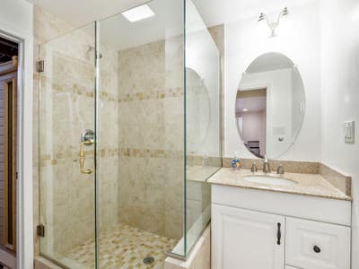 Rooms in shared house with private or shared baths Main Photo