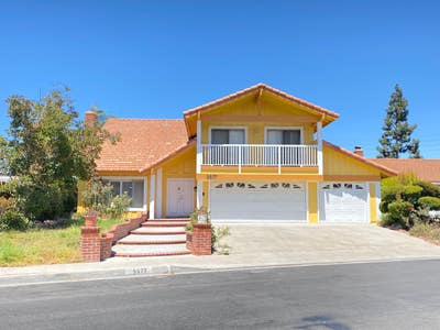 Large room w private bath  Main Photo