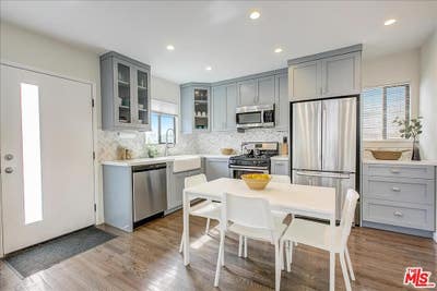 1 modern, clean, and sunny room in a 3 BDRM house Main Photo