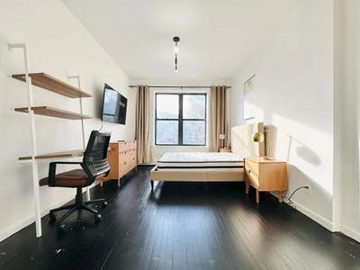 New furnished room # 467, 26 minutes to Manhattan. Main Photo